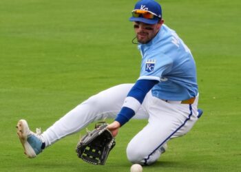 After rainless rain delay, Royals fall to Rangers to drop series