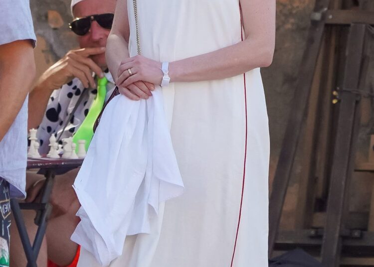 premium exclusive sttropez, france baby on board anne hathaway debuts a baby bump during a sunsoaked sainttropez getaway all eyes were on the oscarwinning star’s bump actress anne hathaway enjoyed a vacation on the french riviera with husband adam shulman and a group of close friends anne looked radiant and happy as she spent a lazy afternoon at the legendary jardin tropezina beach under the mediterranean sun pictured anne hathaway backgrid usa 17 june 2026 usa 1 310 798 9111 usasalesbackgridcom uk 44 208 344 2007 uksalesbackgridcom uk clients pictures containing children please pixelate face prior to publication