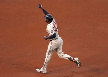 Astros Score 9 in First, Hold On for 10-8 Victory Over Royals