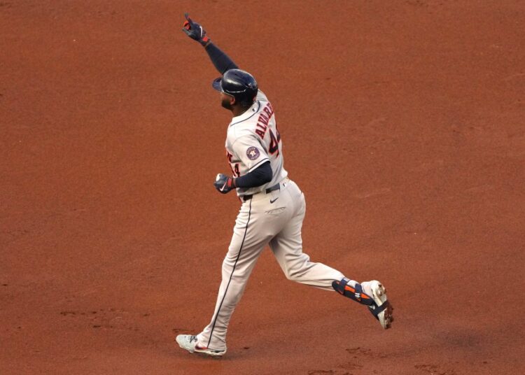 Astros Score 9 in First, Hold On for 10-8 Victory Over Royals