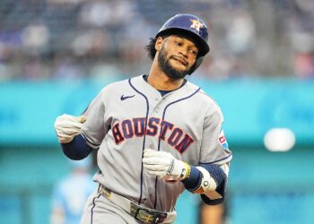 Astros rally with four homers to outlast Royals for 8-7 win
