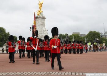 Buckingham Palace suspends Changing of the Guard due to emergency warnings