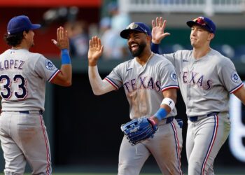 Corey Seager homers as Rangers beat Royals, reach .500 with 4-2 win
