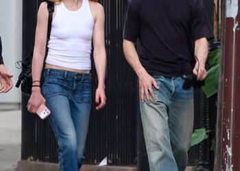 06132026 premium exclusive joe alwyn and sarah pidgeon are spotted on a date night in new york city the 35 year old english actor was spotted sharing a kiss and keeping close with the 29 year old actress who starred as carolyn bessette in love story the sighting comes as alwyn's ex, taylor swift is set to marry travis kelcevideo availablesalestheimagedirectcom please bylinetheimagedirectcomexclusive please email salestheimagedirectcom for fees before use