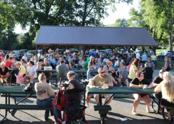 Fleetwood Community Carnival brings crowds out to Fleetwood Community Park for family fun. (Photo courtesy of Chris Young, Fleetwood Carnival)