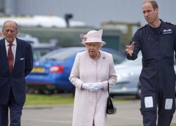 Former royal aide reveals the heartbreaking reason Prince William was never allowed to follow Harry into Afghanistan