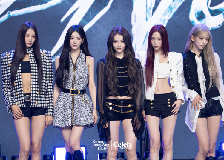 Girl group Meovv poses for photos during a press conference for the release of its second EP “Bite Now” at Cube Convention Center in western Seoul on June 1. [DANIELA GONZALEZ PEREZ]