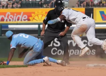 Chicago White Sox' Luisangel Acuña (0) is safe at second base as Kansas City Royals second baseman Tyler Tolbert (2) can't handle an errant throw during the seventh inning of a baseball gam,e Saturday, June 27, 2026, in Chicago. (AP Photo/David Banks)