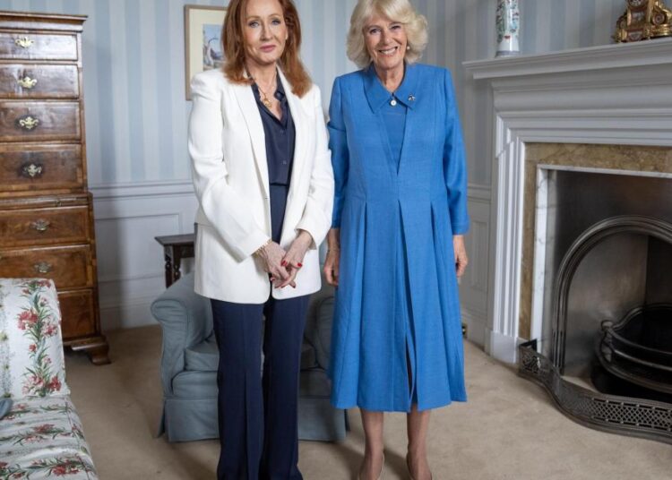 JK Rowling meets the Queen in Holyroodhouse Palace in Edinburgh