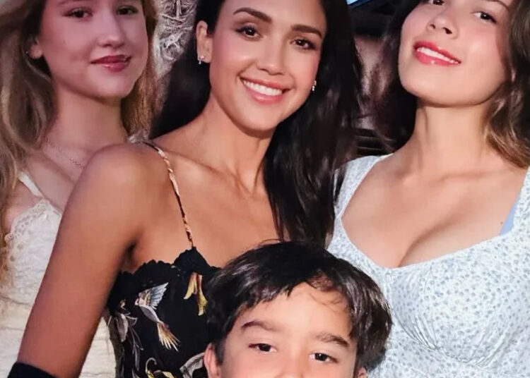 Jessica Alba with her kidsCredit: Jessica Alba/Instagram