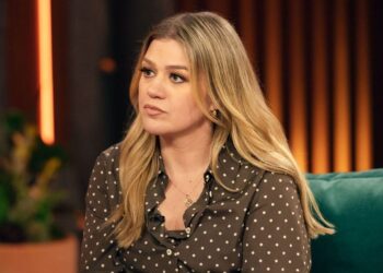 Kelly Clarkson Fans Are Convinced Her Latest Instagram Caption Has a Secret Meaning