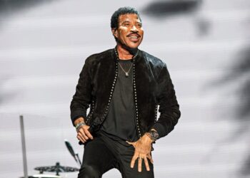 Lionel Richie stops tour opener for health reasons