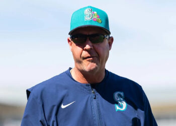 Mariners trade pitcher to Royals with latest move