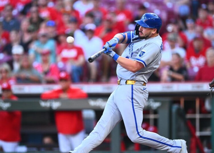 Massey hits tiebreaking RBI single in 9th inning, Royals beat Reds 5-2