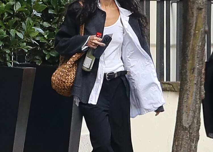 Zo&euml; Kravitz and Harry Styles styled similar summer beach bags in London