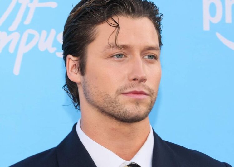 'Off Campus' star Stephen Kalyn poses in shirtless selfie