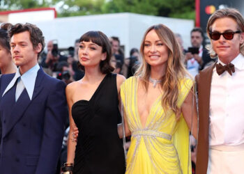 Gemma Chan, Harry Styles, Sydney Chandler, director Olivia Wilde and Chris Pine attend the "Don't Worry Darling" red carpet at the 79th Venice International Film Festival on September 05, 2022 in Venice, Italy.Photo by Daniele Venturelli&sol;WireImage