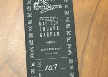 Phoebe Bridgers Dazzles Madison Square Garden With Phone-Free Show