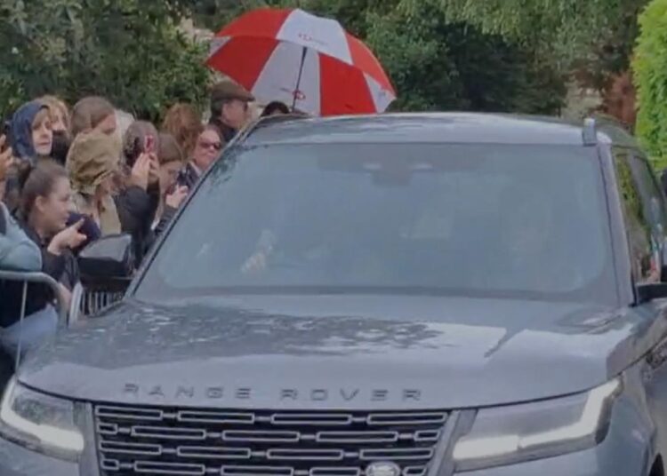 Princess Beatrice arrives at royal wedding without father