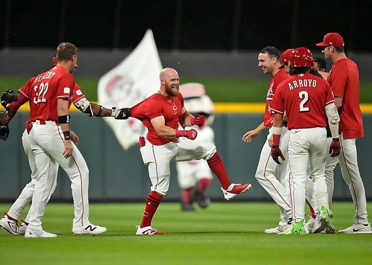 Reds rally late, walk off Royals in 10