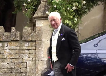 Royal fans cheer as King, Queen, William and Kate arrive for Peter Phillips’ wedding