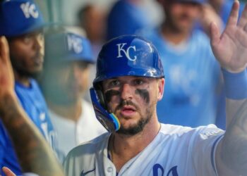 Royals 1B Vinnie Pasquantino (hand) exits vs. Astros - Field Level Media - Professional sports content solutions