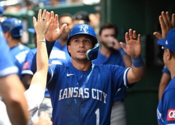 Royals hit 4 homers to avoid sweep vs. Nationals