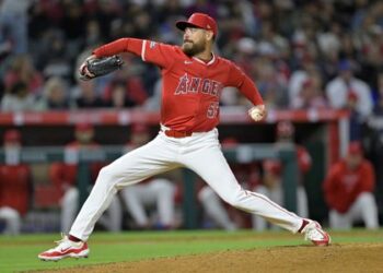 Royals sign LHP Matt Moore to minor league contract
