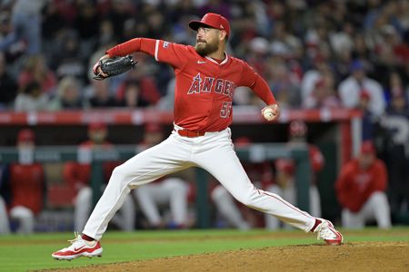 Royals sign LHP Matt Moore to minor league contract