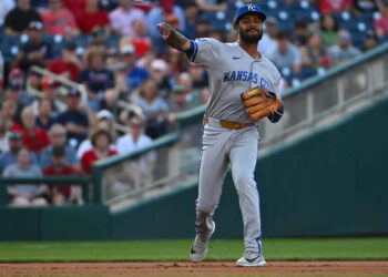 Royals star exits Nationals game with hand injury