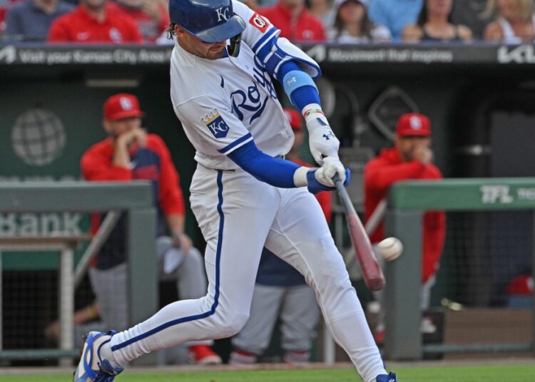 Royals take series opener as offense continues to surge