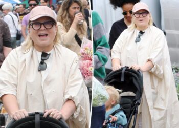 Sia ditches signature disguise for rare barefaced outing in LA