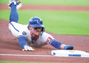 Spark plug Burger helps Rangers beat Royals 6-4