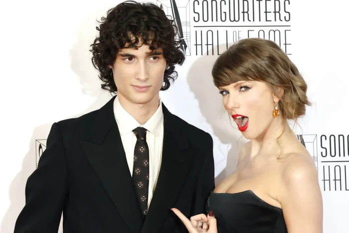 Taylor Swift, Travis Kelce go see 'Oh, Mary!' on Broadway
