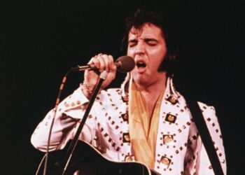 Elvis Presley singing at his final concert in 1972