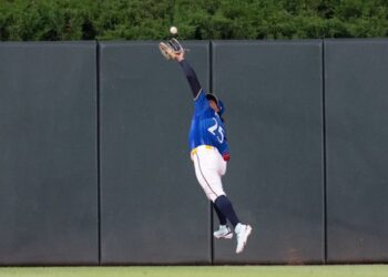 Twins await word on severity of CF Byron Buxton's shoulder injury - Field Level Media - Professional sports content solutions