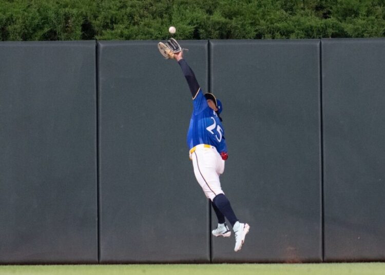 Twins await word on severity of CF Byron Buxton's shoulder injury - Field Level Media - Professional sports content solutions