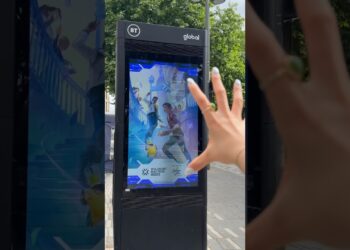 FINDING my ART in PUBLIC🫣🇬🇧 #london #art #artist #digitalart #drawing