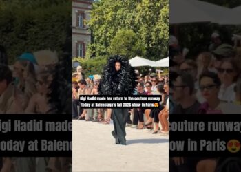#GigiHadid for #Balenciaga #Paris#viralshort #runway #celebrity #fashion #viralvideo