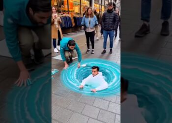 This 3D street art pranked EVERYONE😭😂#StreetArt #OpticalIllusion#ArtPrank #PublicPrank#mindblown