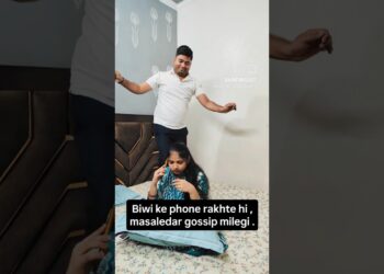 “Biwi ka phone rakhte hi…. asli gossips shuru !😅📞” #shorts. #ytshorts #comedy #viral #husbandwife