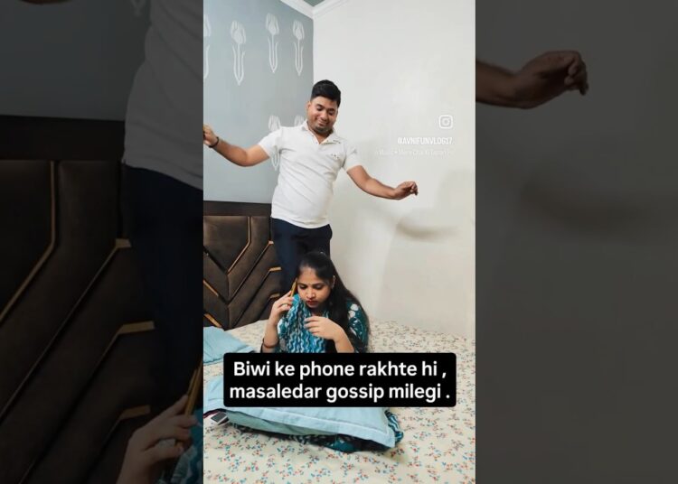 “Biwi ka phone rakhte hi…. asli gossips shuru !😅📞” #shorts. #ytshorts #comedy #viral #husbandwife