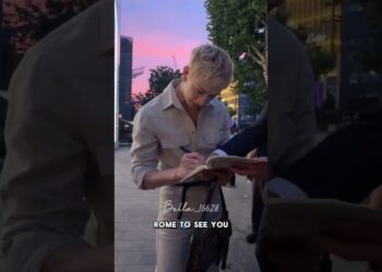 Chan gossiping giggling with stays and giving autographs 🤍😣❤️✨ #straykids #kpopskz #kpop #chan