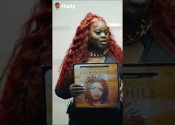 #LadyLava gives #LaurynHill her flowers 🙌🏾 💐 #diggin #trending #music #rnb #reggae