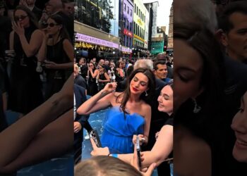 This Anne Hathaway Clip Deserves Millions of Views! 🚀#shorts #celebrity #annehathaway