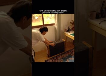 Unboxing my new desk #short #drawing #artist #desksetup #shortvideo #tactoportabledesk #ttracing