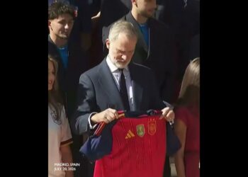 Spain’s royal family receives World Cup-winning squad