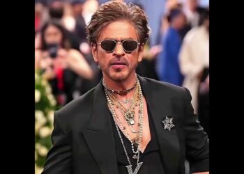 Indian celebrity how phone use!