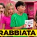 GOSSIP: LA BIONDA ANGELICA MI LASCIA UN BIGLIETTO D’AMORE NEL MIO ARMADIETTO E MAYA IMPAZZISCE