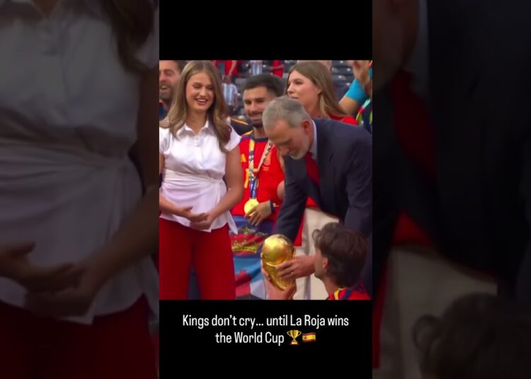 “The entire Spanish royal family stormed the field to celebrate with the World Cup champions.” 🇪🇸